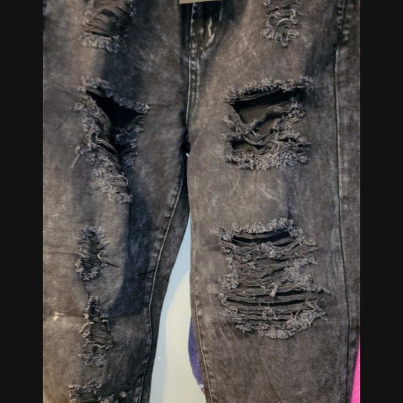Fashion nova destructed jeans - Picture 3 of 5
